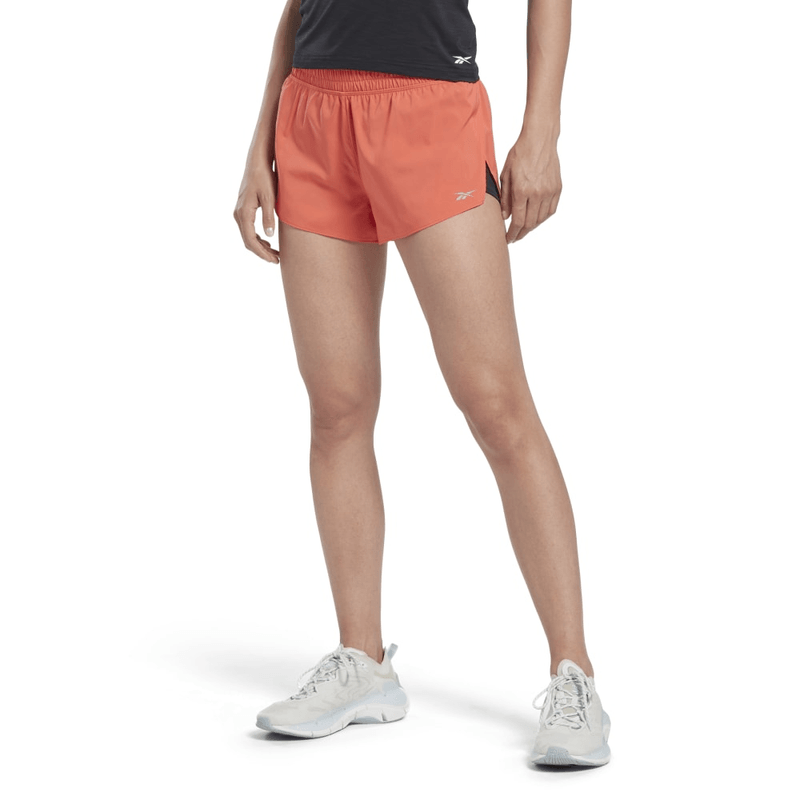 Pantaloneta-reebok-para-mujer-Wor-Run-2-In-1-Short-para-correr-color-naranja.-Frente-Sobre-Modelo