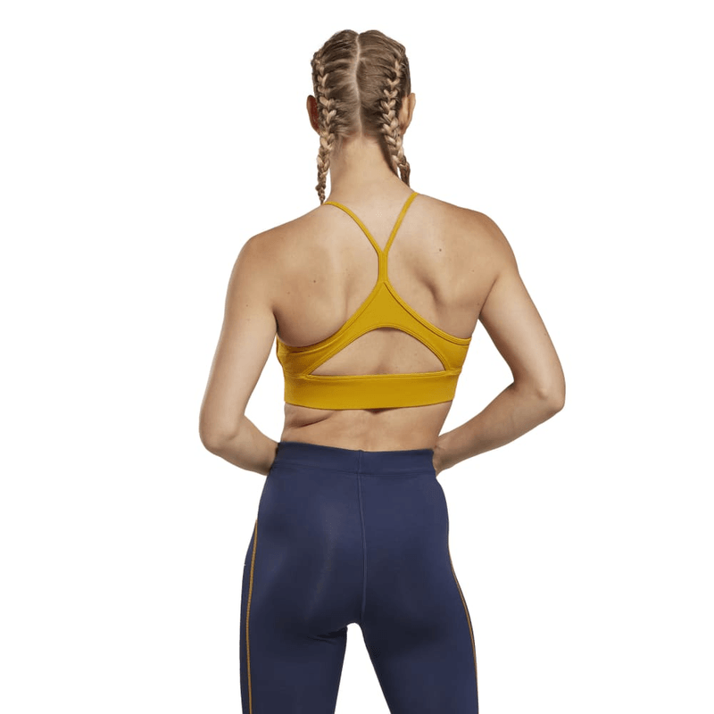 Top-reebok-para-mujer-Wor-Tri-Back-Bra--Pad-para-entrenamiento-color-negro.-Reverso-Sobre-Modelo