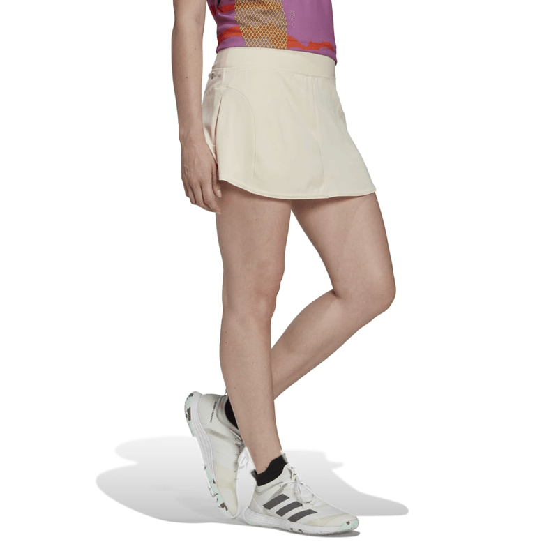 Falda-adidas-para-mujer-Match-Skirt-para-tenis-color-multicolor.-Modelo-En-Movimiento