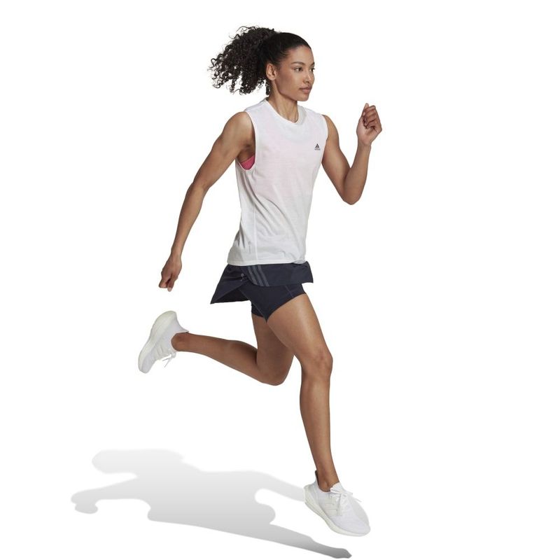Camiseta-Manga-Sisa-adidas-para-mujer-Ri-3B-Muscl-Tnk-para-correr-color-blanco.-Modelo-En-Movimiento