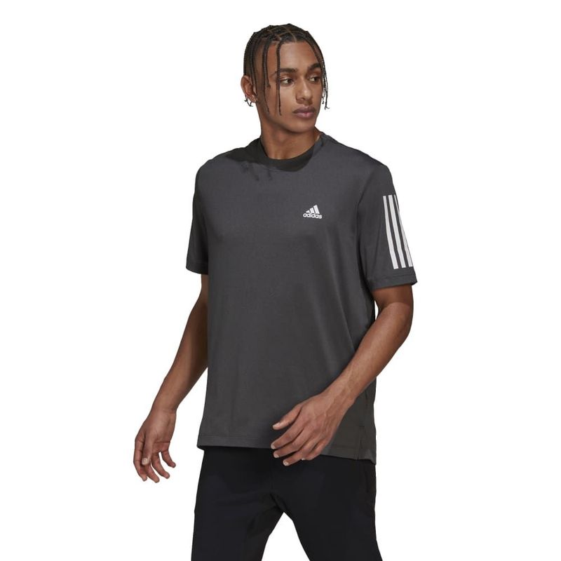 Camiseta-Manga-Corta-adidas-para-hombre-T365-Tee-para-entrenamiento-color-negro.-Frente-Sobre-Modelo