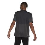 Camiseta-Manga-Corta-adidas-para-hombre-T365-Tee-para-entrenamiento-color-negro.-Reverso-Sobre-Modelo