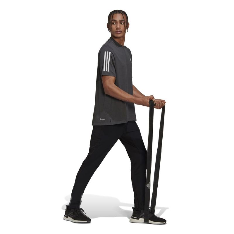 Camiseta-Manga-Corta-adidas-para-hombre-T365-Tee-para-entrenamiento-color-negro.-Modelo-En-Movimiento
