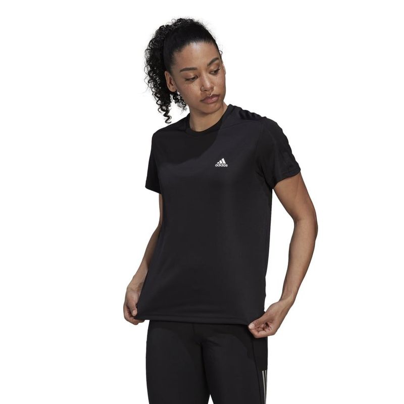 Camiseta-Manga-Corta-adidas-para-mujer-Run-It-Tee-W-para-correr-color-negro.-Frente-Sobre-Modelo
