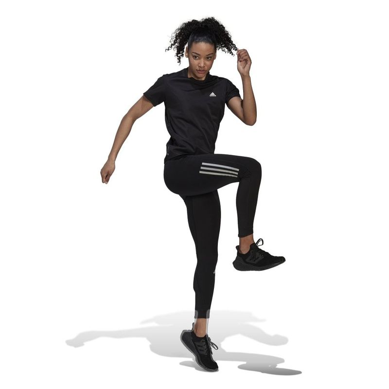 Camiseta-Manga-Corta-adidas-para-mujer-Run-It-Tee-W-para-correr-color-negro.-Modelo-En-Movimiento