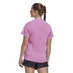 Camiseta-Manga-Corta-adidas-para-mujer-Own-The-Run-Tee-para-correr-color-morado.-Reverso-Sobre-Modelo