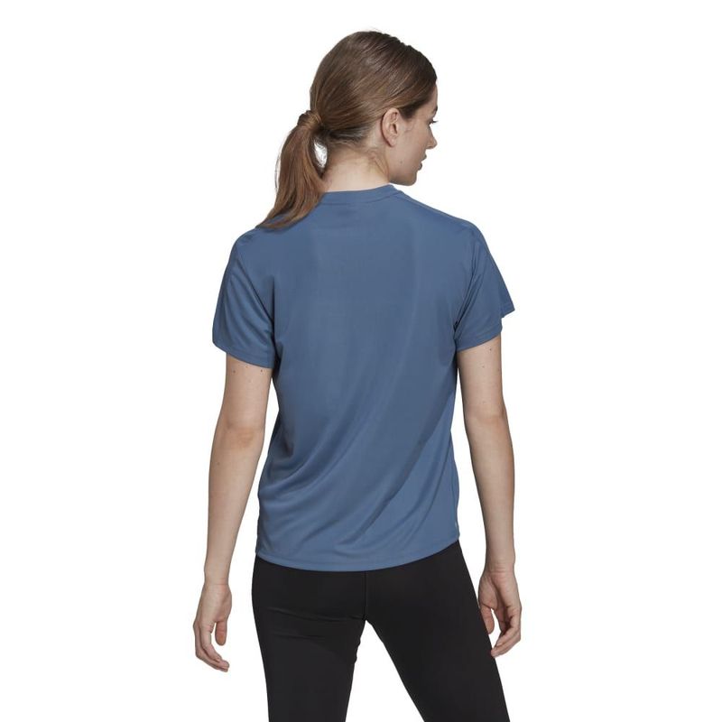 Camiseta-Manga-Corta-adidas-para-mujer-Run-It-Tee-W-para-correr-color-gris.-Reverso-Sobre-Modelo