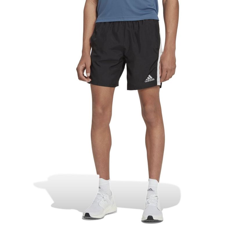 Pantaloneta-adidas-para-hombre-Own-The-Run-Sho-para-correr-color-negro.-Frente-Sobre-Modelo