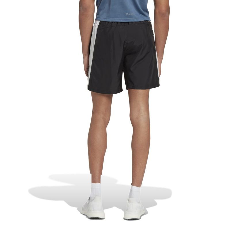 Pantaloneta-adidas-para-hombre-Own-The-Run-Sho-para-correr-color-negro.-Reverso-Sobre-Modelo