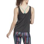 Camiseta-Manga-Sisa-reebok-para-mujer-Wor-Supremium-Tank-para-entrenamiento-color-negro.-Reverso-Sobre-Modelo