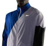 Chaqueta-reebok-para-hombre-Running-Woven-Wind-Jkt-para-correr-color-azul.-Detalle-Sobre-Modelo-2