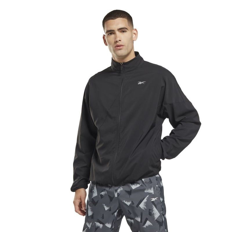 Chaqueta-reebok-para-hombre-Running-Woven-Wind-Jkt-para-correr-color-negro.-Frente-Sobre-Modelo