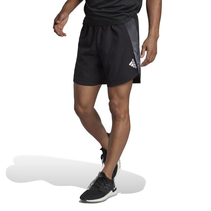Pantaloneta-adidas-para-hombre-Hiit-D4M-Gf-Sho-para-entrenamiento-color-negro.-Frente-Sobre-Modelo