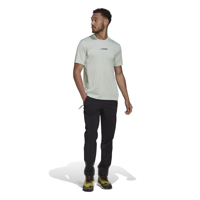 Camiseta-Manga-Corta-adidas-para-hombre-Mt-Tee-para-outdoor-color-verde.-Frente-Sobre-Modelo