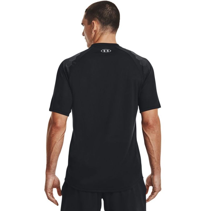 Camiseta-Manga-Corta-under-armour-para-hombre-Ua-Armourprint-Ss-para-entrenamiento-color-negro.-Reverso-Sobre-Modelo