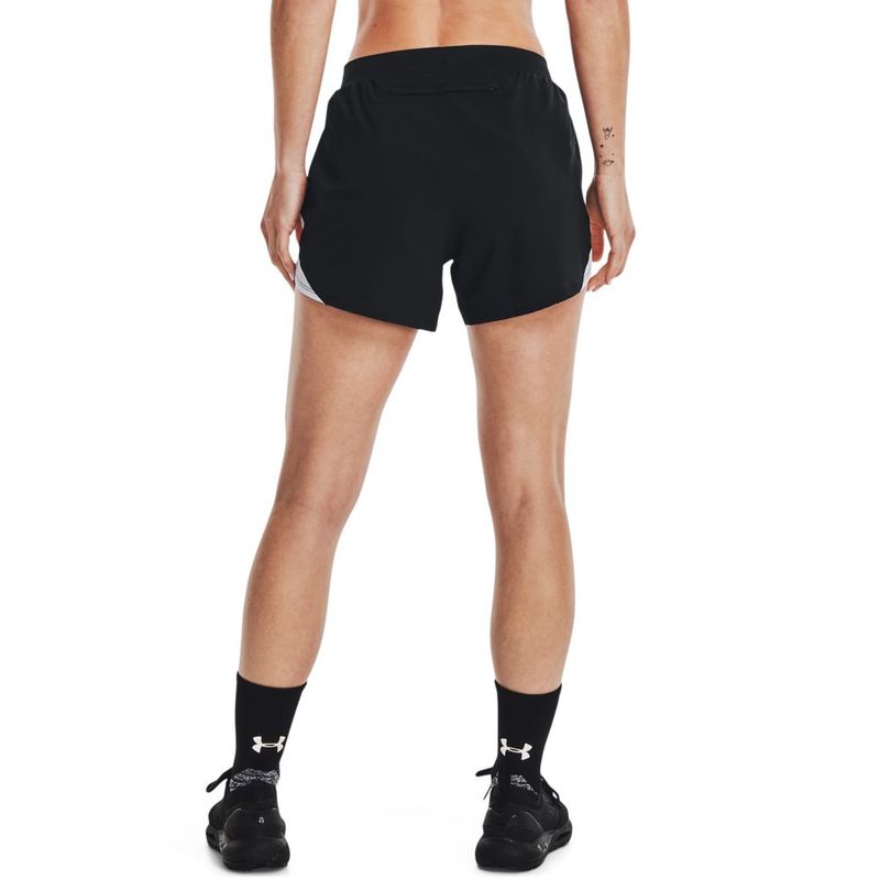 Pantaloneta-under-armour-para-mujer-Ua-Fly-By-Elite-5---Short-para-correr-color-negro.-Reverso-Sobre-Modelo