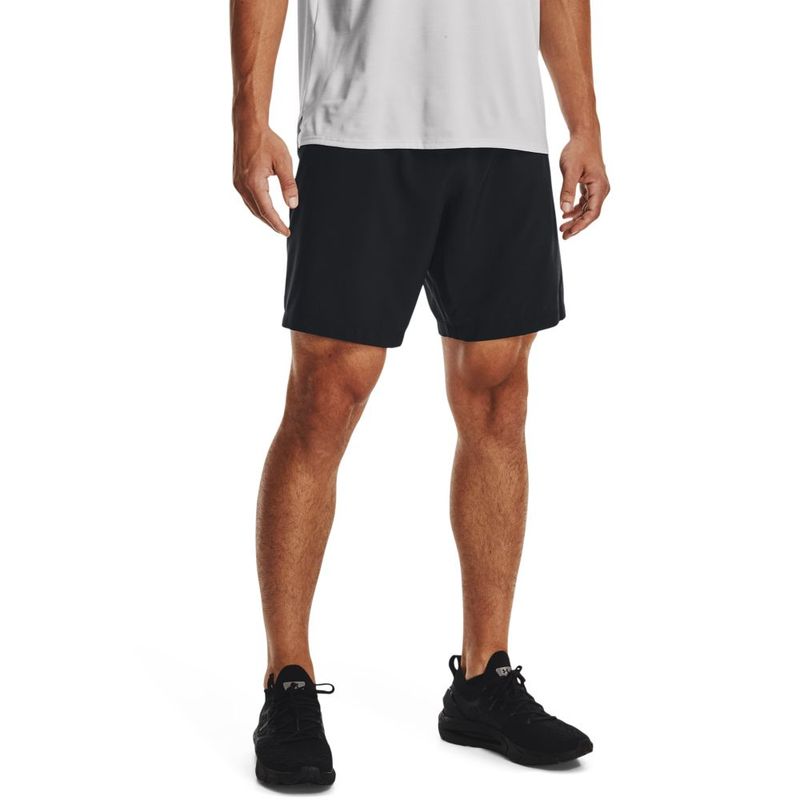 Pantaloneta-under-armour-para-hombre-Ua-Woven-Graphic-Shorts-para-entrenamiento-color-negro.-Frente-Sobre-Modelo