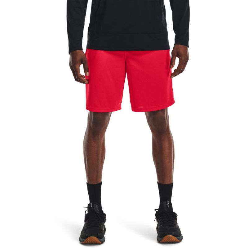 Pantaloneta-under-armour-para-hombre-Ua-Tech-Mesh-Shorts-para-entrenamiento-color-rojo.-Frente-Sobre-Modelo