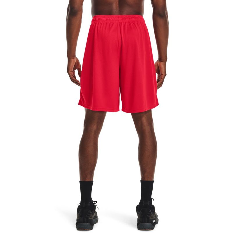 Pantaloneta-under-armour-para-hombre-Ua-Tech-Mesh-Shorts-para-entrenamiento-color-rojo.-Reverso-Sobre-Modelo