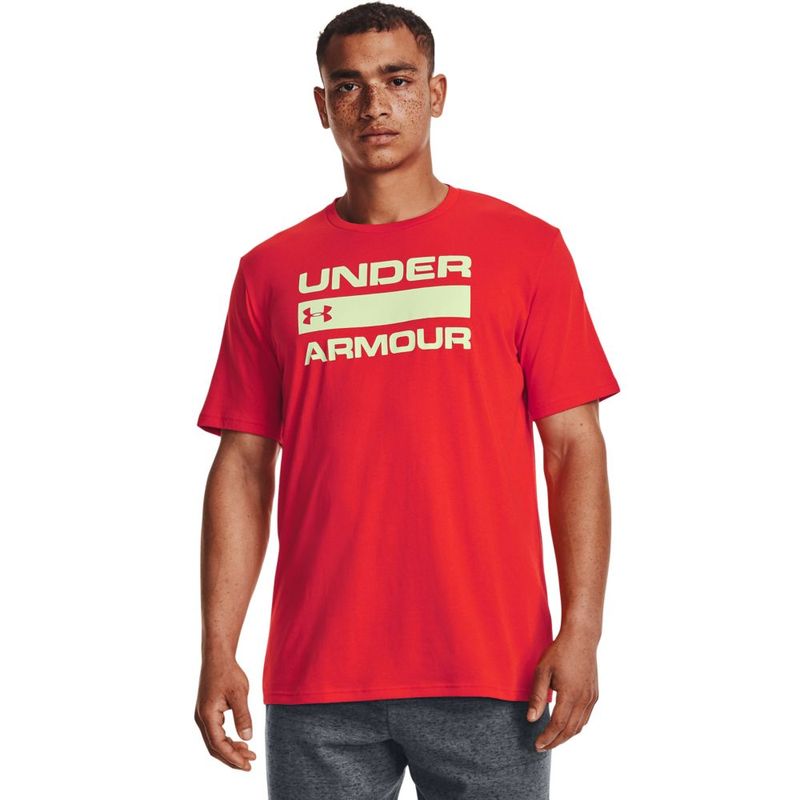 Camiseta-Manga-Corta-under-armour-para-hombre-Ua-Team-Issue-Wordmark-Ss-para-moda-color-naranja.-Frente-Sobre-Modelo