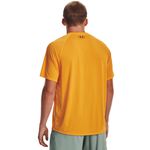 Camiseta-Manga-Corta-under-armour-para-hombre-Ua-Tech-2.0-Ss-Tee-Novelty-para-entrenamiento-color-amarillo.-Reverso-Sobre-Modelo
