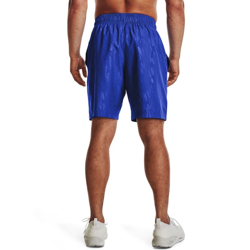 Pantaloneta-under-armour-para-hombre-Ua-Woven-Emboss-Shorts-para-entrenamiento-color-azul.-Reverso-Sobre-Modelo