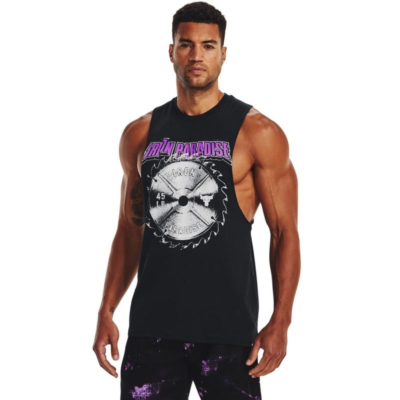 Camiseta-Manga-Sisa-under-armour-para-hombre-Ua-Pjt-Rock-Ip-Blade-Tank-para-moda-color-negro.-Frente-Sobre-Modelo