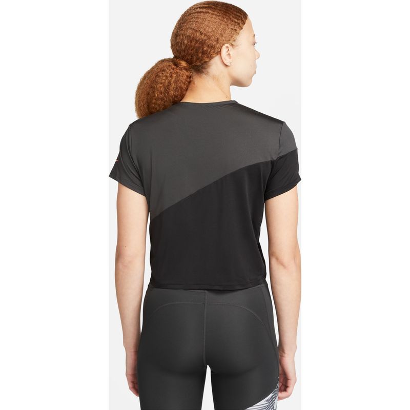 Camiseta-Manga-Corta-nike-para-mujer-W-Nk-Df-Retro-Run-Ss-Top-para-correr-color-negro.-Reverso-Sobre-Modelo