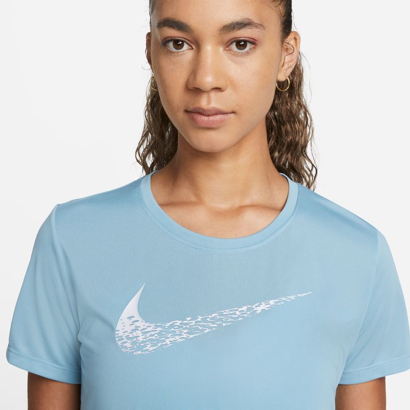 Camiseta-Manga-Corta-nike-para-mujer-W-Nk-Swoosh-Run-Ss-Top-para-correr-color-azul.-Zoom-Frontal-Sobre-Modelo