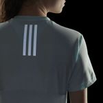 Camiseta-Manga-Corta-adidas-para-mujer-Adi-Runner-Tee-para-correr-color-azul.-Detalle-2