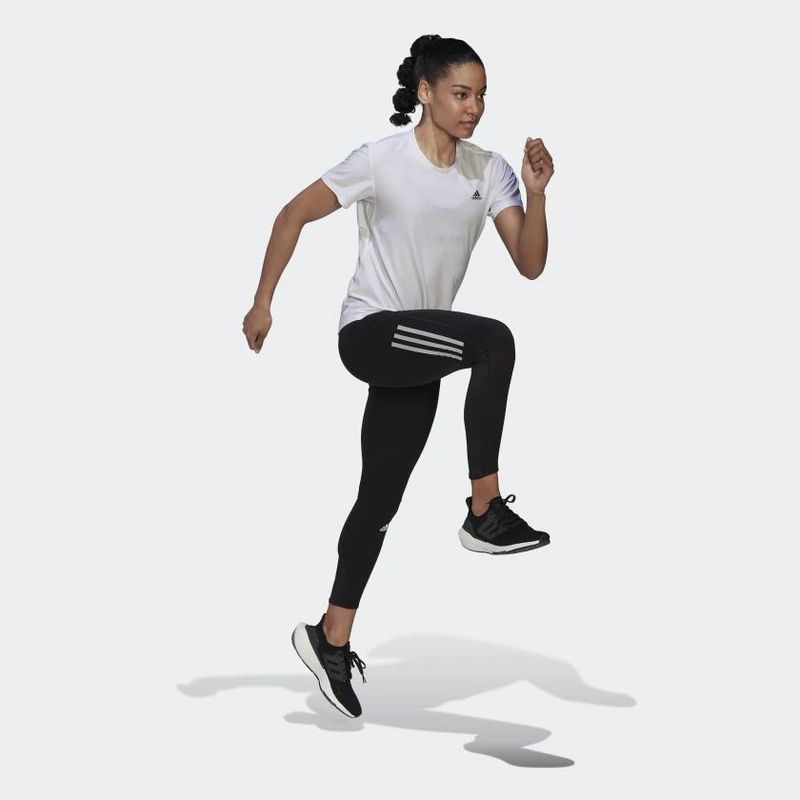 Camiseta-Manga-Corta-adidas-para-mujer-Adi-Runner-Tee-para-correr-color-blanco.-Modelo-En-Movimiento