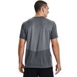 Camiseta-Manga-Corta-under-armour-para-hombre-Ua-Speed-Stride-2.0-Tee-para-correr-color-negro.-Reverso-Sobre-Modelo