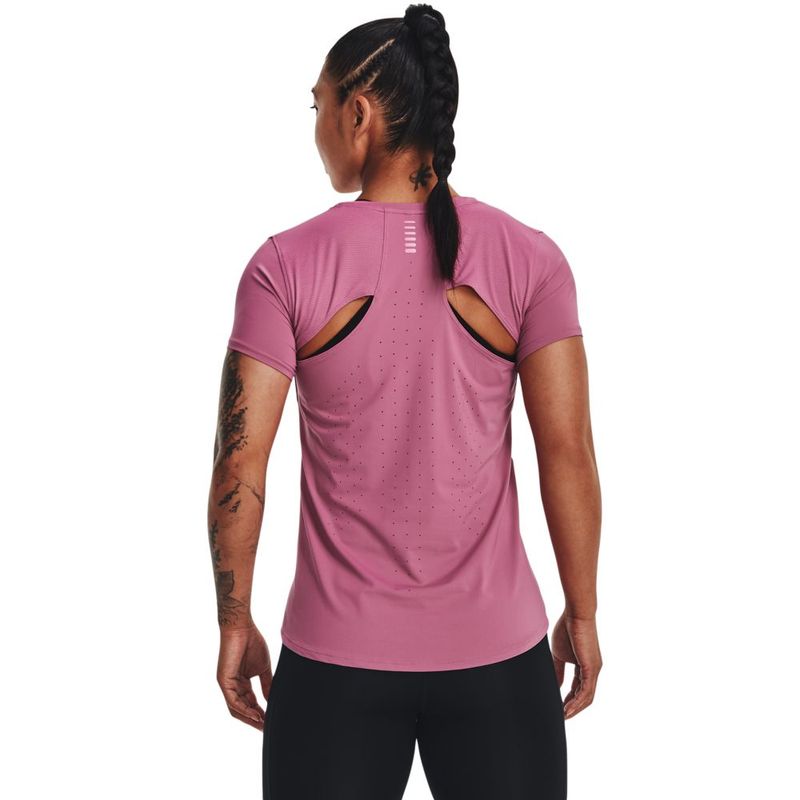 Camiseta-Manga-Corta-under-armour-para-mujer-Ua-Isochill-Run-Laser-Tee-para-correr-color-rosado.-Reverso-Sobre-Modelo