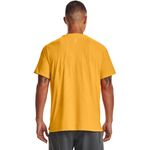 Camiseta-Manga-Corta-under-armour-para-hombre-Ua-Iso-Chill-Laser-Tee-para-correr-color-amarillo.-Reverso-Sobre-Modelo