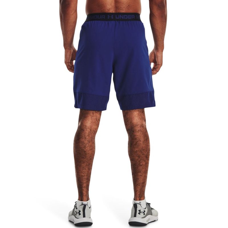 Pantaloneta-under-armour-para-hombre-Ua-Vanish-Woven-8In-Shorts-para-entrenamiento-color-azul.-Reverso-Sobre-Modelo