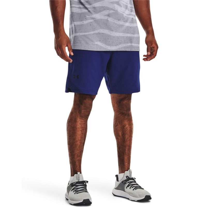 Pantaloneta-under-armour-para-hombre-Ua-Vanish-Woven-8In-Shorts-para-entrenamiento-color-azul.-Frente-Sobre-Modelo