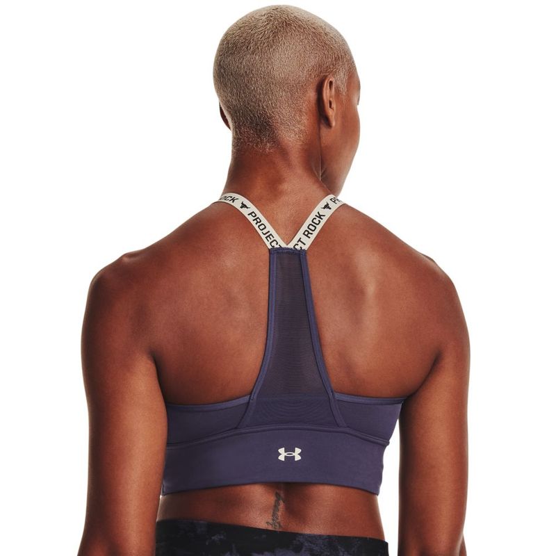 Top-under-armour-para-mujer-Pjt-Rock-Infty-Mid-Bra-para-entrenamiento-color-morado.-Reverso-Sobre-Modelo