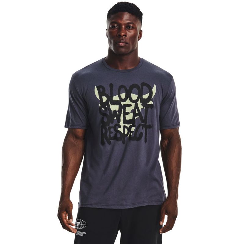 Camiseta-Manga-Corta-under-armour-para-hombre-Ua-Pjt-Rock-Q3-Payoff-Ss-2-para-entrenamiento-color-morado.-Frente-Sobre-Modelo
