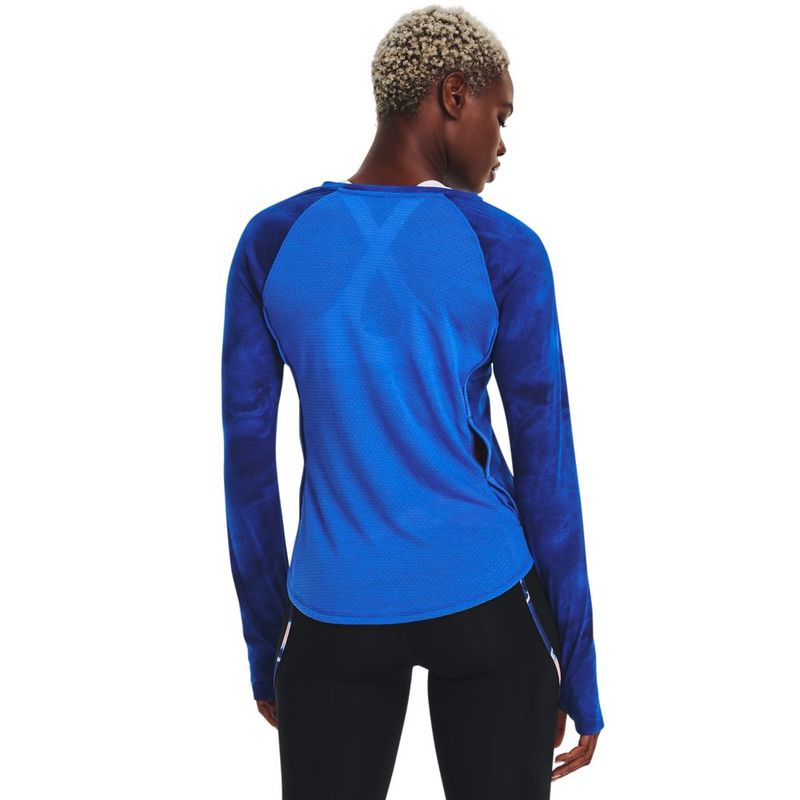 Camiseta-Manga-Larga-under-armour-para-mujer-Ua-Run-Anywhere-Streaker-Ls-para-correr-color-azul.-Reverso-Sobre-Modelo