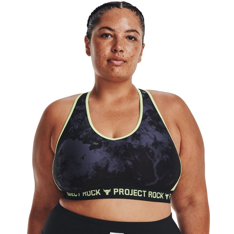 Top-under-armour-para-mujer-Ua-Pjt-Rck-Crssbk-Bra-Print-para-entrenamiento-color-negro.-Frente-Sobre-Modelo