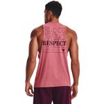 Camiseta-Manga-Sisa-under-armour-para-hombre-Ua-Pjt-Rock-Bsr-Tank-para-moda-color-rosado.-Reverso-Sobre-Modelo