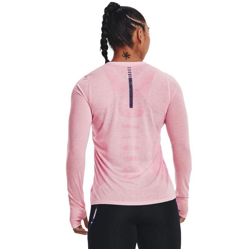 Camiseta-Manga-Corta-under-armour-para-mujer-Ua-Run-Anywhere-Breeze-Ls-para-correr-color-rosado.-Reverso-Sobre-Modelo