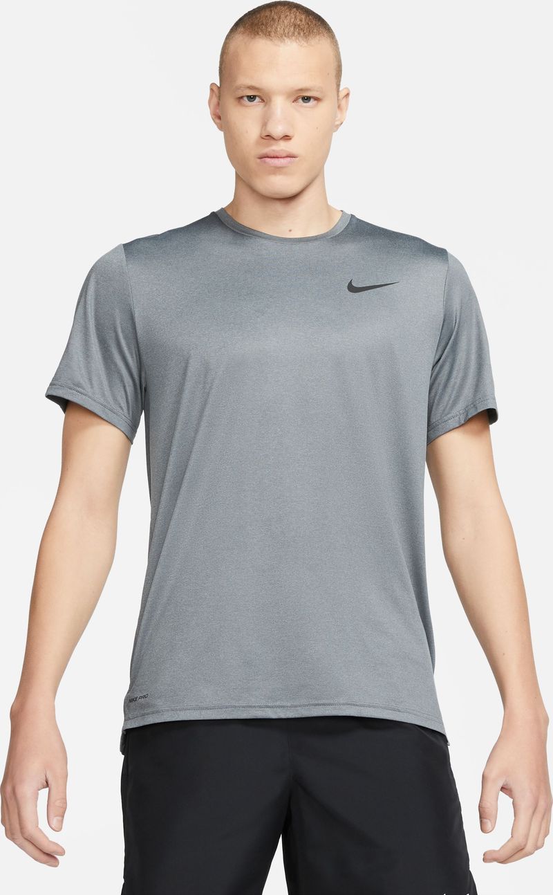Camiseta-Manga-Corta-nike-para-hombre-M-Nk-Top-Ss-Hpr-Dry-para-entrenamiento-color-gris.-Frente-Sobre-Modelo