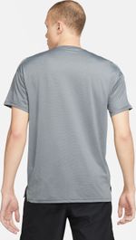 Camiseta-Manga-Corta-nike-para-hombre-M-Nk-Top-Ss-Hpr-Dry-para-entrenamiento-color-gris.-Reverso-Sobre-Modelo