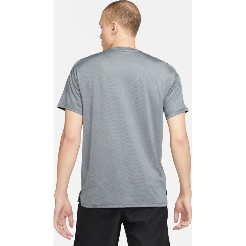 Camiseta-Manga-Corta-nike-para-hombre-M-Nk-Top-Ss-Hpr-Dry-para-entrenamiento-color-gris.-Reverso-Sobre-Modelo