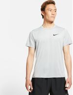 Camiseta-Manga-Corta-nike-para-hombre-M-Np-Df-Hpr-Dry-Top-Ss-para-entrenamiento-color-gris.-Frente-Sobre-Modelo
