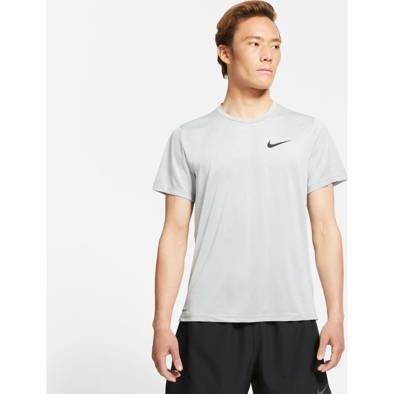 Camiseta-Manga-Corta-nike-para-hombre-M-Np-Df-Hpr-Dry-Top-Ss-para-entrenamiento-color-gris.-Frente-Sobre-Modelo
