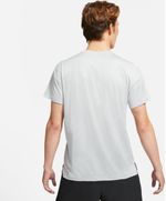 Camiseta-Manga-Corta-nike-para-hombre-M-Np-Df-Hpr-Dry-Top-Ss-para-entrenamiento-color-gris.-Reverso-Sobre-Modelo
