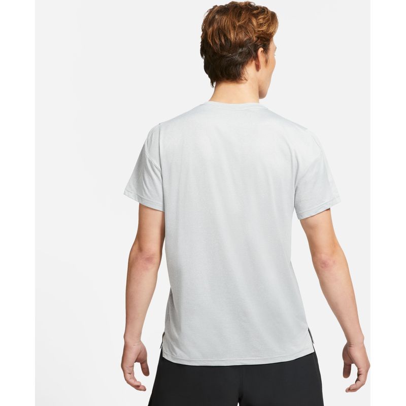 Camiseta-Manga-Corta-nike-para-hombre-M-Np-Df-Hpr-Dry-Top-Ss-para-entrenamiento-color-gris.-Reverso-Sobre-Modelo