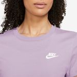 Camiseta-Manga-Corta-nike-para-mujer-W-Nsw-Club-Tee-para-moda-color-morado.-Zoom-Frontal-Sobre-Modelo